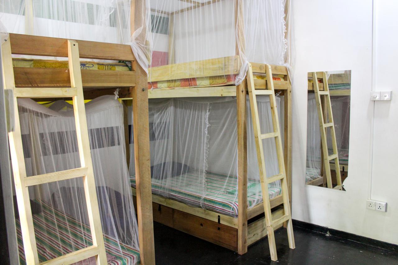 The West Coast House Hostel Ahangama Bagian luar foto